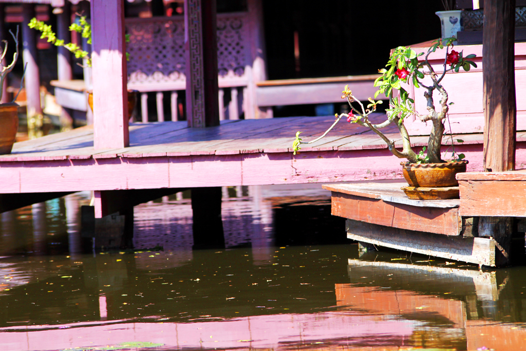 Fotografia domków na wodzie zrobiona w Bangkoku podczas podróży do Tajlandii. Autorstwa Ani Wilanowskiej.