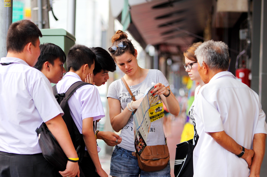 Fotografia turystów pytających o drogę zrobiona na ulicy w Bangkoku podczas podróży do Tajlandii. Autorstwa Ani Wilanowskiej.