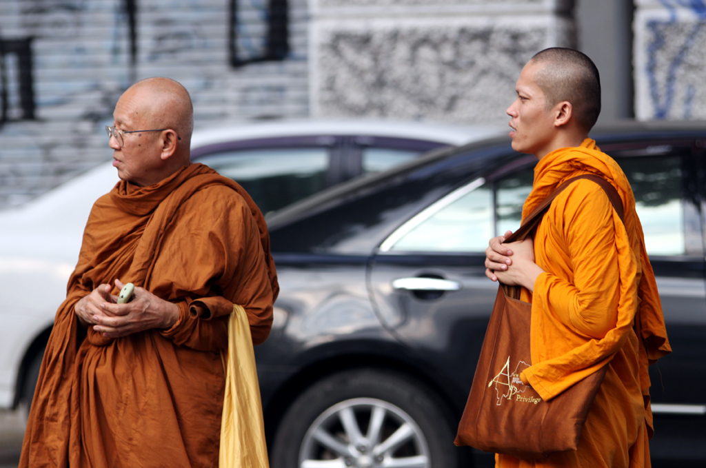 Fotografia mnichów zrobiona na ulicy w Bangkoku podczas podróży do Tajlandii. Autorstwa Ani Wilanowskiej.