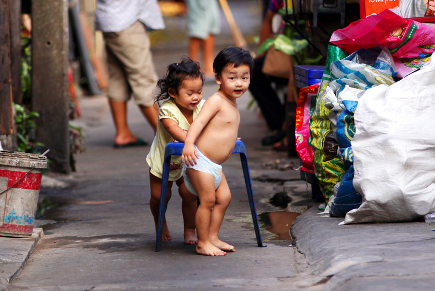 Fotografia dzieci na ulicy zrobiona w Bangkoku podczas podróży do Tajlandii. Autorstwa Ani Wilanowskiej.