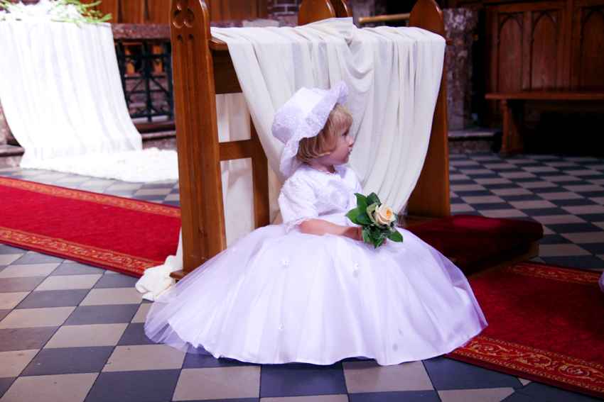 Fotografia dziewczynki wykonana w kościele podczas ślubu autorstwa Ani Wilanowskiej.