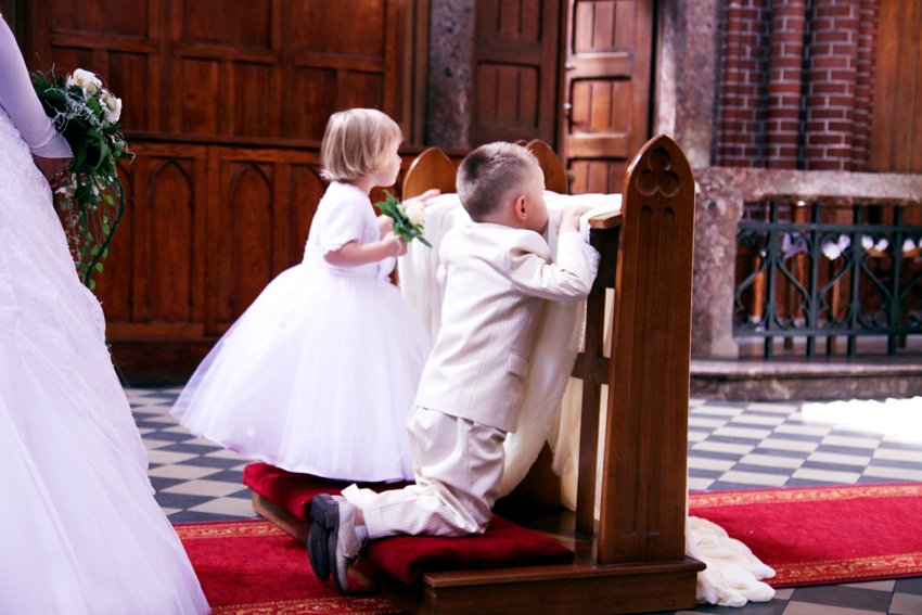 Fotografia dzieci wykonana w kościele podczas ślubu autorstwa Ani Wilanowskiej.