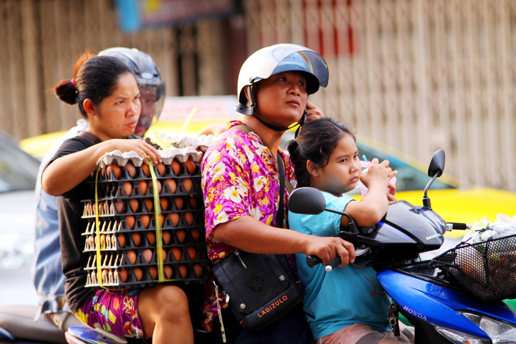 Fotografia ludzi zrobiona na ulicy w Bangkoku podczas podróży do Tajlandii. Autorstwa Ani Wilanowskiej.