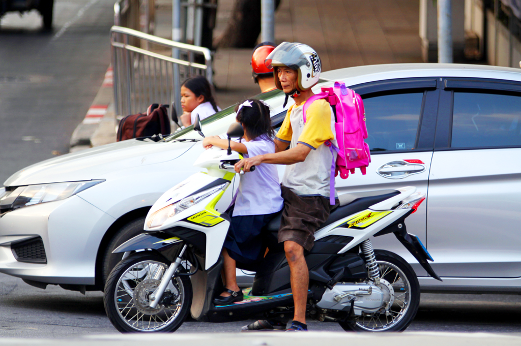 Fotografia ludzi zrobiona na ulicy w Bangkoku podczas podróży do Tajlandii. Autorstwa Ani Wilanowskiej.