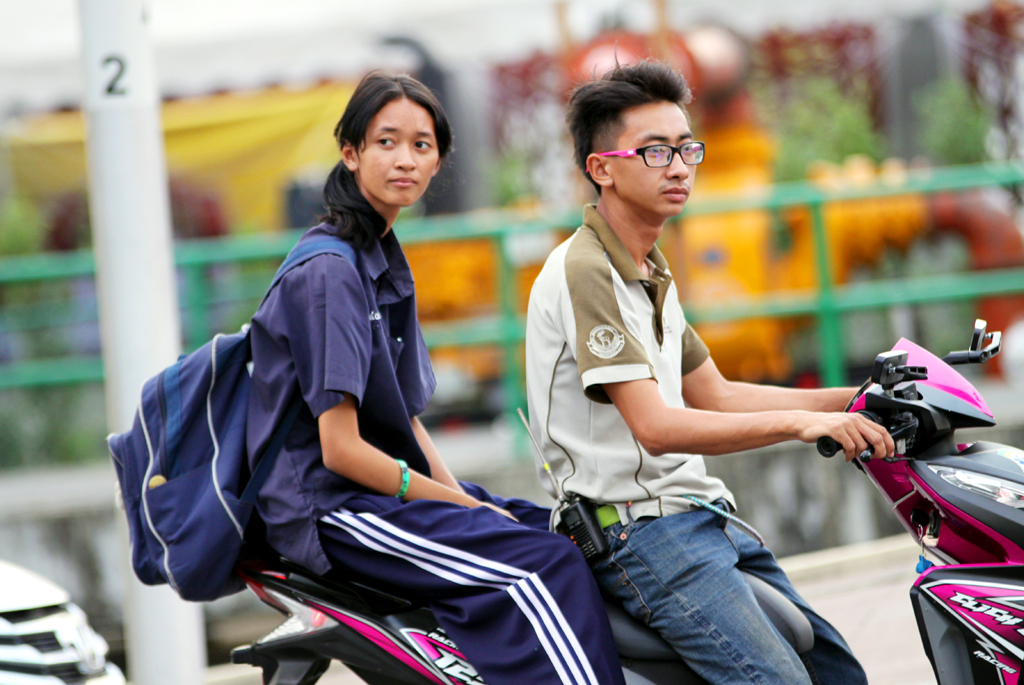 Fotografia dzieci na skuterze zrobiona na ulicy w Bangkoku podczas podróży do Tajlandii. Autorstwa Ani Wilanowskiej.