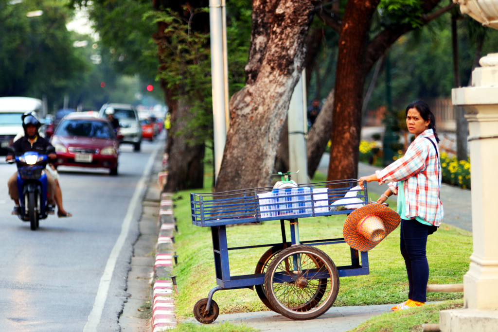 Fotografia kobiety sprzedającej jedzenie zrobiona na ulicy w Bangkoku podczas podróży do Tajlandii. Autorstwa Ani Wilanowskiej.