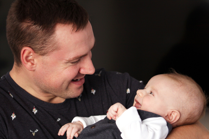 Fotografia taty trzymającego małe dziecko autorstwa Ani Wilanowskiej