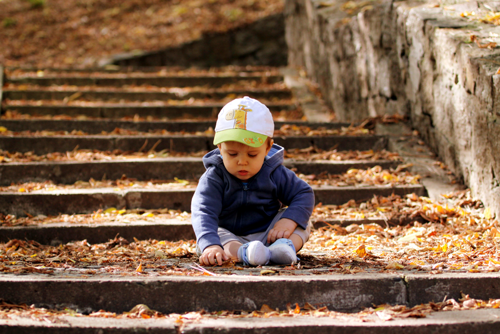 Fotografia dziecka na schodach wykonana w parku na Szczęśliwicach w Warszawie autorstwa Ani Wilanowskiej.