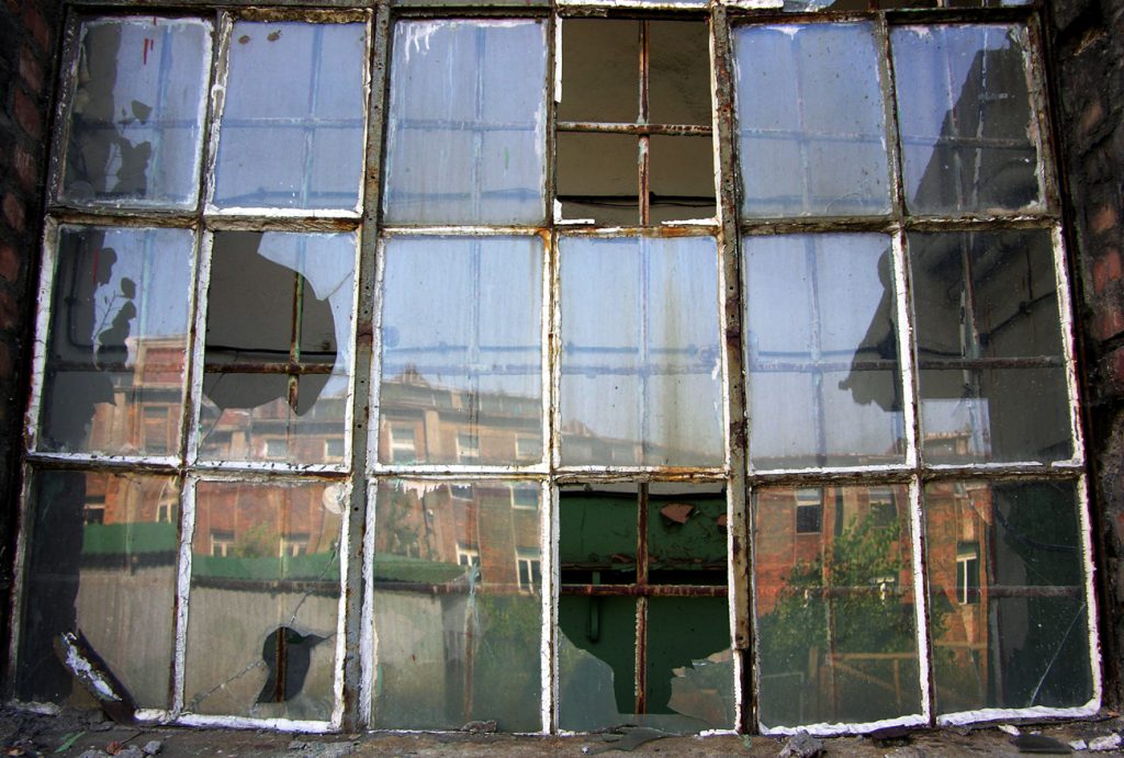 Fotografia okna wykonana na Zakładach w Ursusie autorstwa Ani Wilanowskiej. 