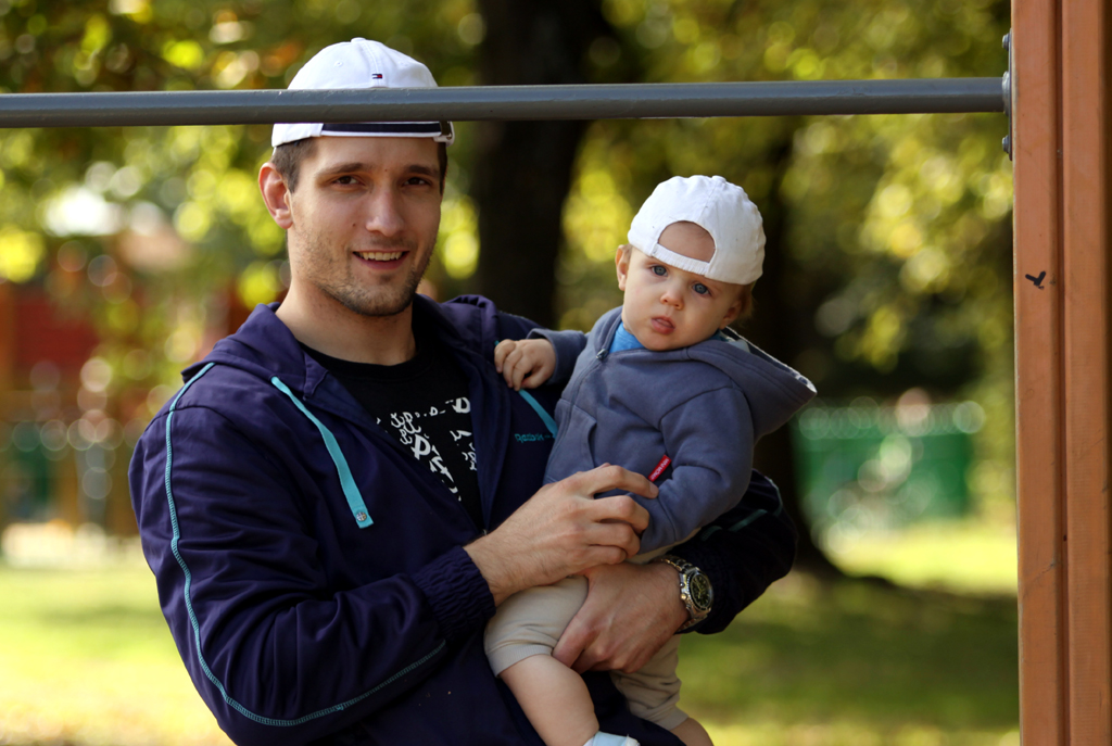 Fotografia ojca z synem wykonana w parku na Szczęśliwicach w Warszawie autorstwa Ani Wilanowskiej.
