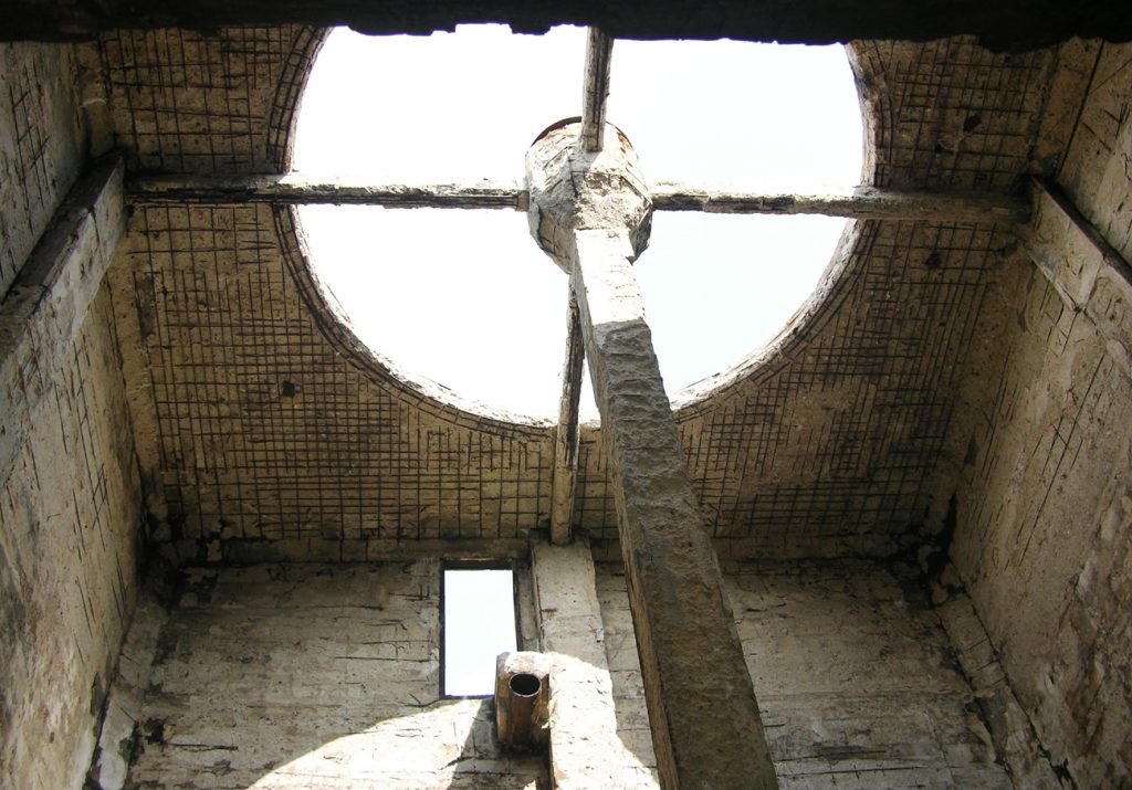Fotografia dachu budynku wykonana na Zakładach w Ursusie autorstwa Ani Wilanowskiej. 