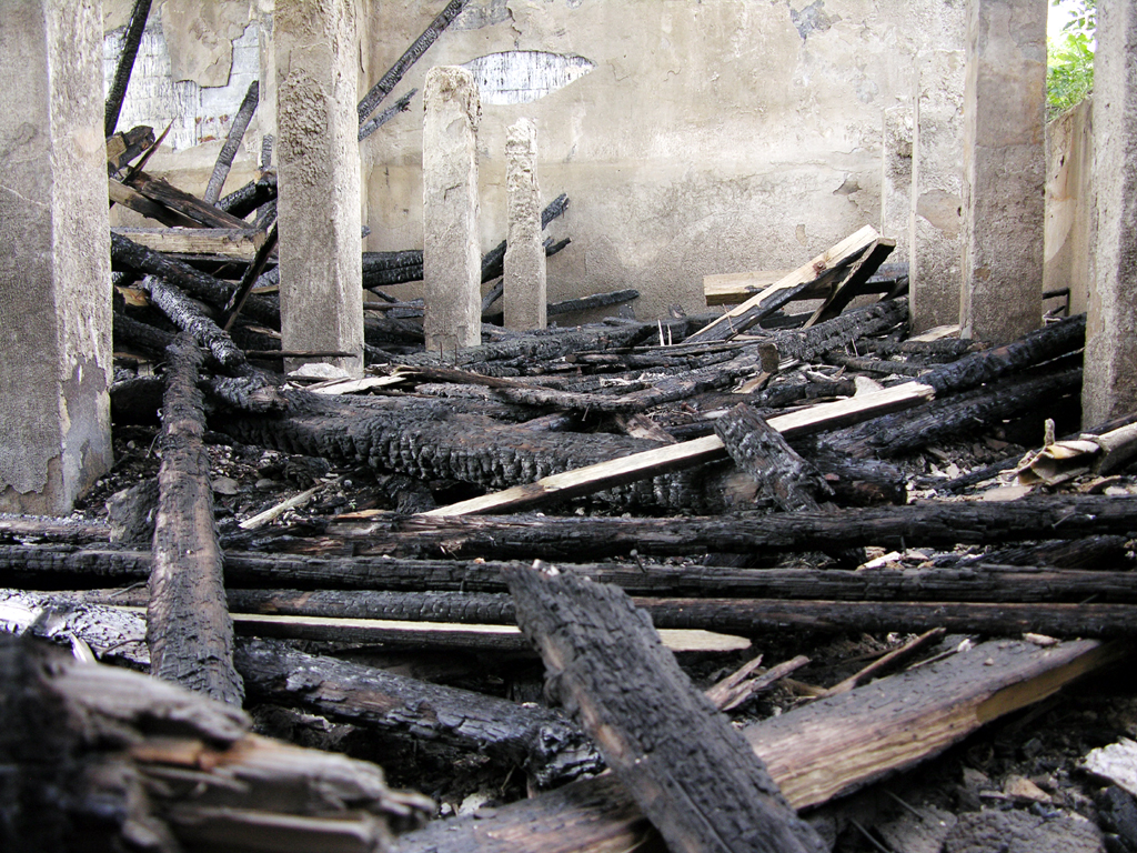 Fotografia spalonego drewna wykonana na Zakładach w Ursusie autorstwa Ani Wilanowskiej. 