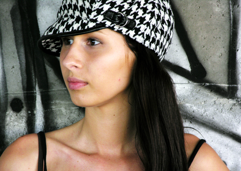 Portret kobiety w czapce autorstwa Ani Wilanowskiej. 