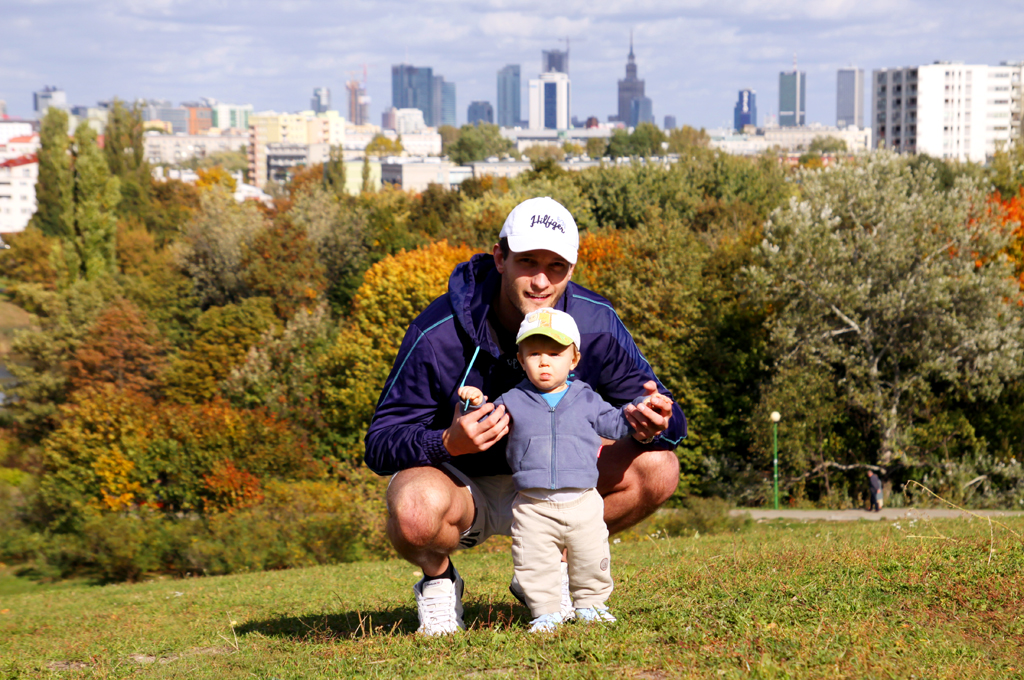 Fotografia ojca z synem wykonana w parku na Szczęśliwicach w Warszawie autorstwa Ani Wilanowskiej.