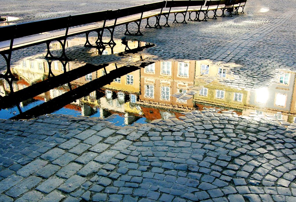 Fotografia odbicia w kałuży wykonana w Warszawie autorstwa Ani Wilanowskiej. 