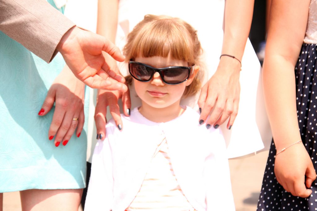 Fotografia dziewczynki w okularach przeciwsłonecznych autorstwa Ani Wilanowskiej.