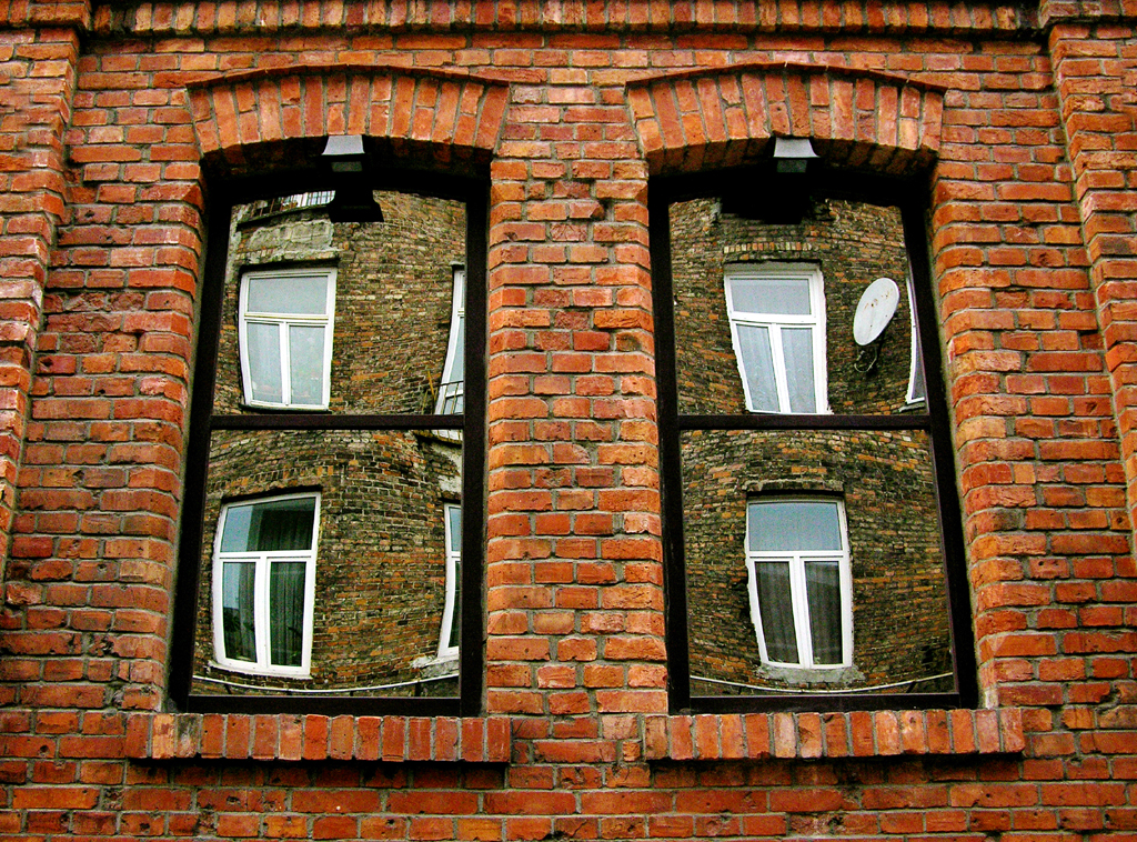 Fotografia odbicia w oknach wykonana w Warszawie autorstwa Ani Wilanowskiej. 