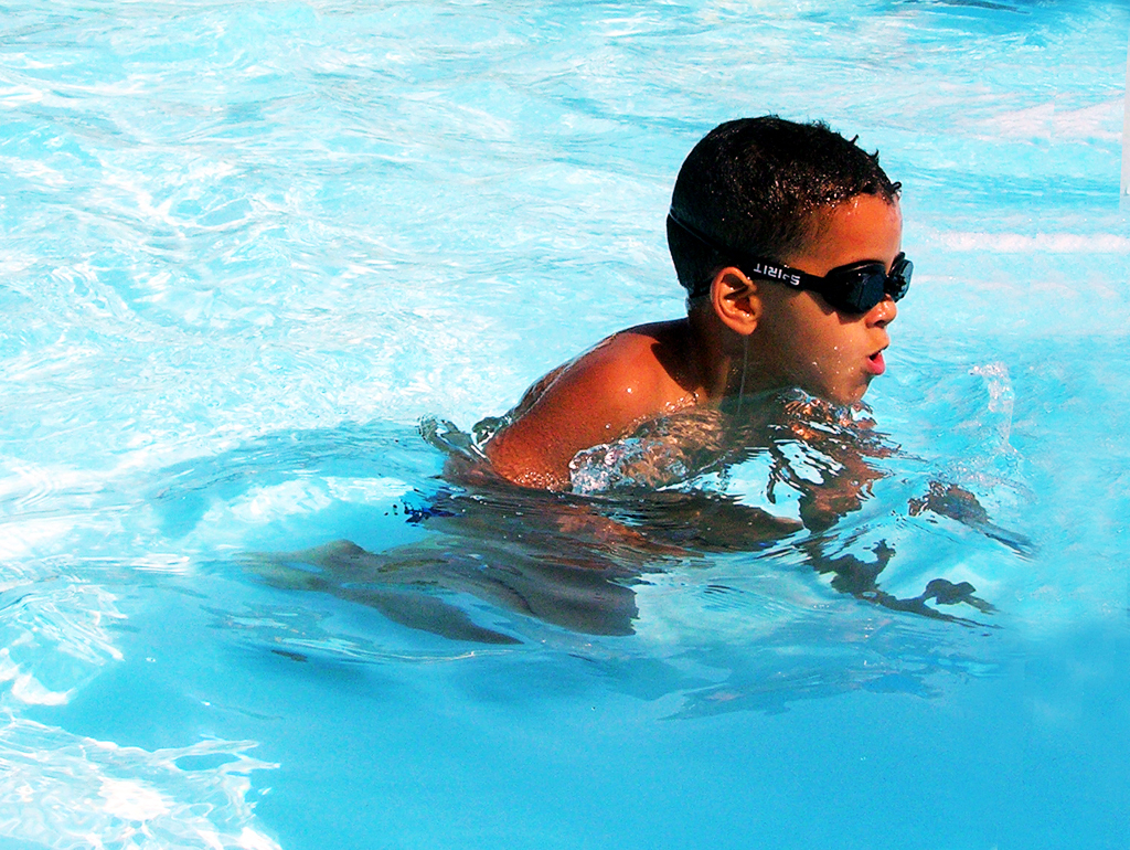 Fotografia chłopca pływającego w basenie autorstwa Ani Wilanowskiej. 