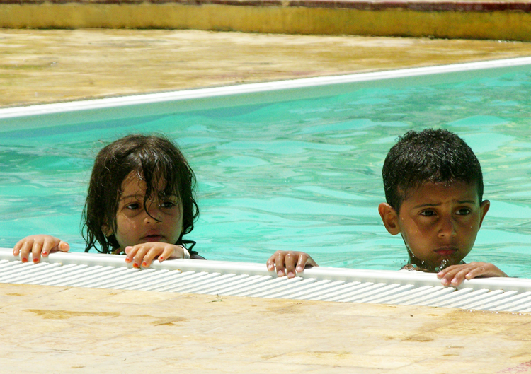 Fotografia dzieci w basenie autorstwa Ani Wilanowskiej. 