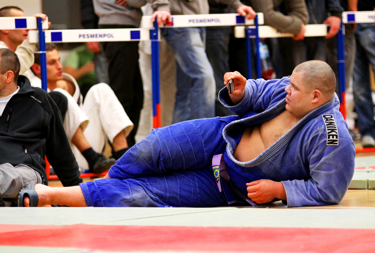 Fotografia zawodnika filmującego walkę wykonana podczas zawodów bjj autorstwa Ani Wilanowskiej.