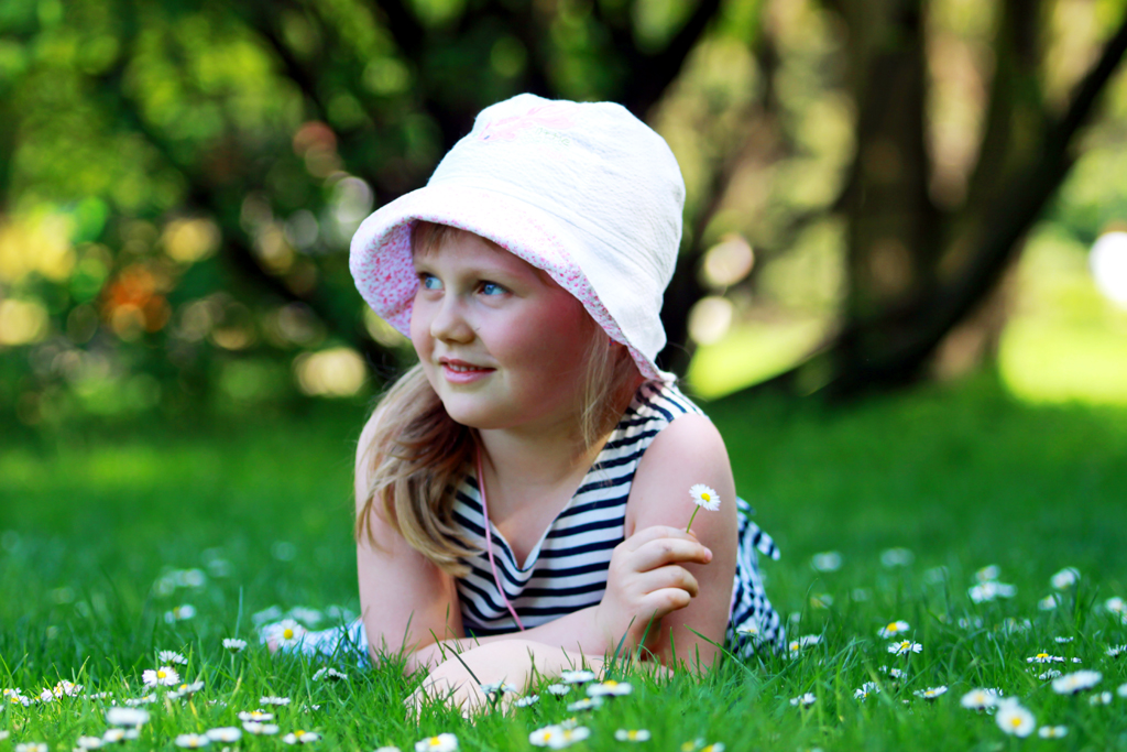 Fotografia dziecka w parku w Łazienkach w Warszawie autorstwa Ani Wilanowskiej