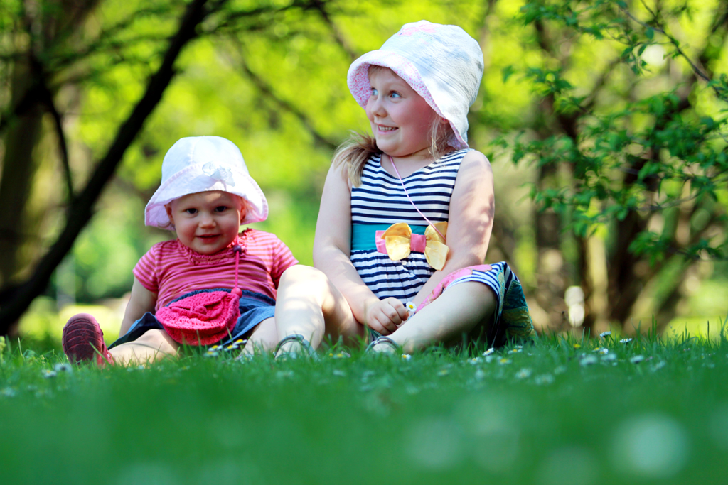 Fotografia dzieci w parku w Łazienkach w Warszawie autorstwa Ani Wilanowskiej