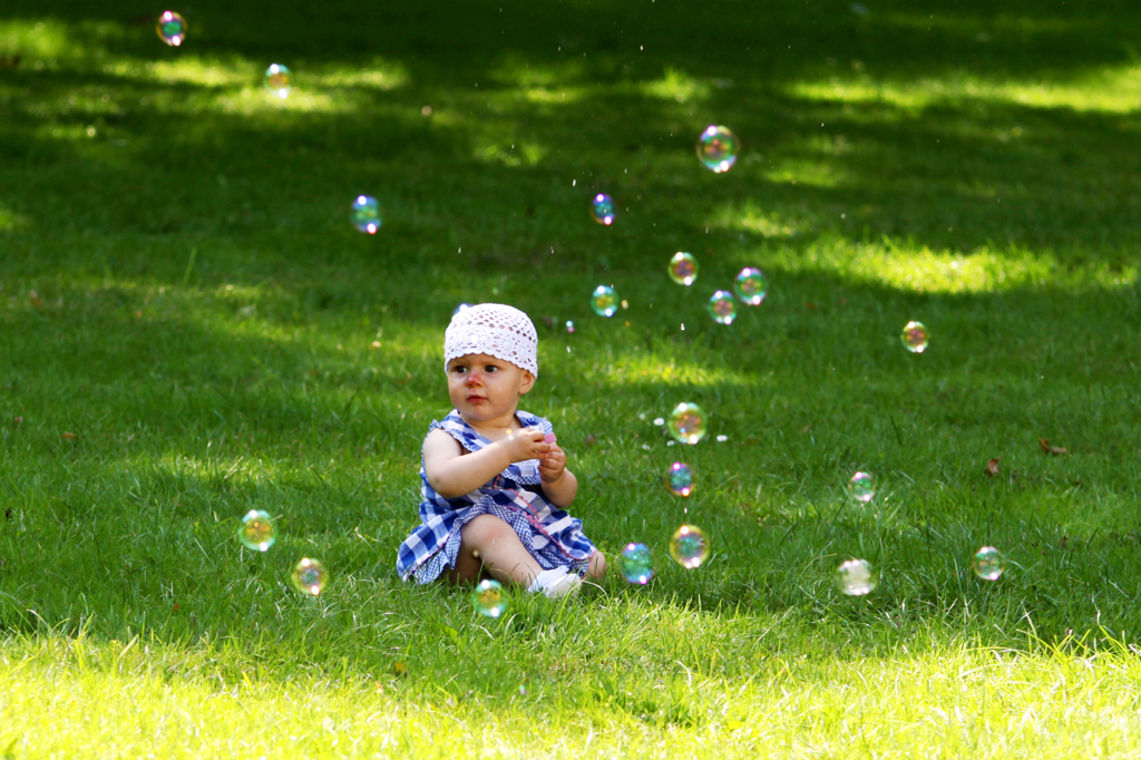 Fotografia dzieci puszczających bańki mydlane w parku w Radziejowicach autorstwa Ani Wilanowskiej