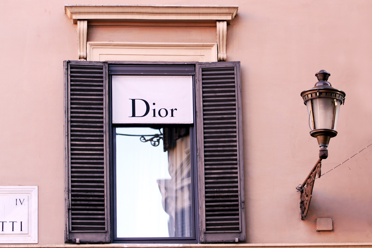 Fotografia okna Diora wykonana w Rzymie autorstwa Ani Wilanowskiej.