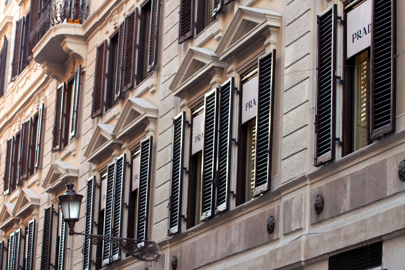 Fotografia budynku Prady wykonana w Rzymie autorstwa Ani Wilanowskiej.
