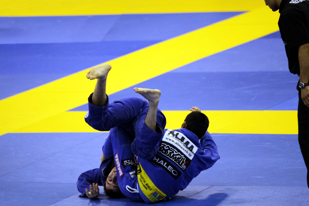 Fotografia sweepa w walce wykonana podczas mistrzostw Europy bjj w Lizbonie w 01.2013 r. Autorstwa Ani Wilanowskiej. Zawodnik: Cobrinha