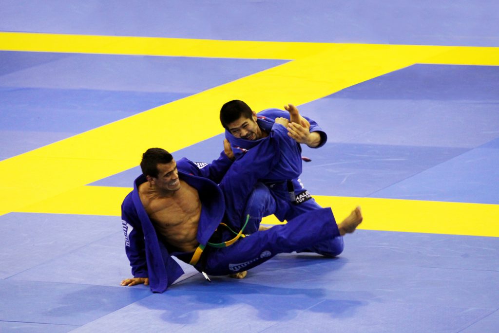 Fotografia prób sweepa w walce wykonana podczas mistrzostw Europy bjj w Lizbonie w 01.2013 r. Autorstwa Ani Wilanowskiej. Zawodnik: Cobrinha
