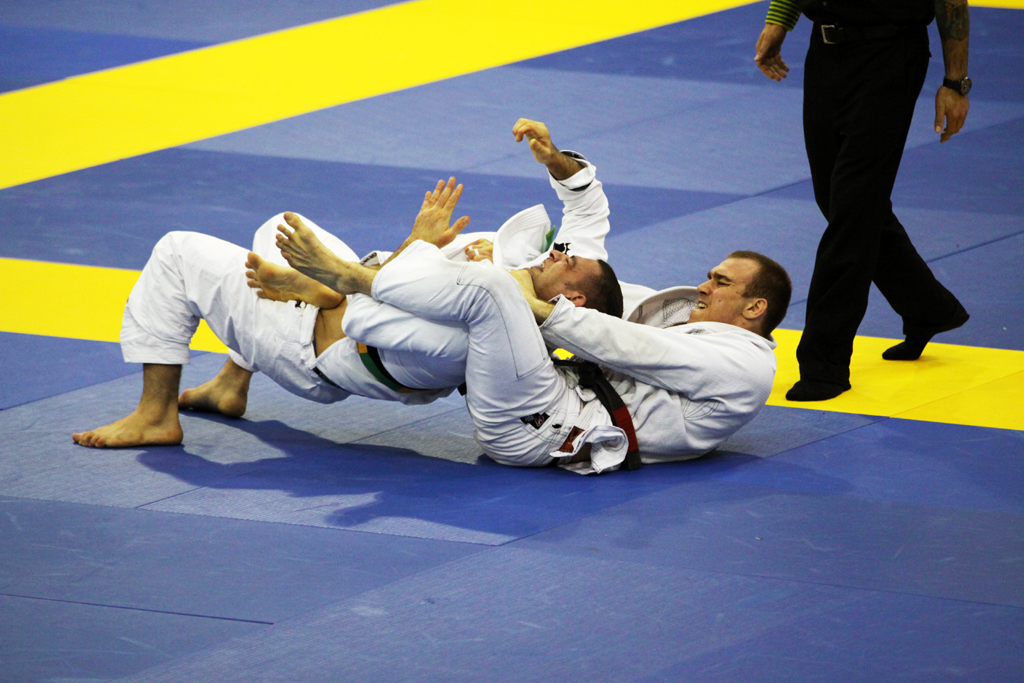 Fotografia duszenia w walce wykonana podczas mistrzostw Europy bjj w Lizbonie w 01.2013 r. Autorstwa Ani Wilanowskiej. Zawodnik: Cobrinha