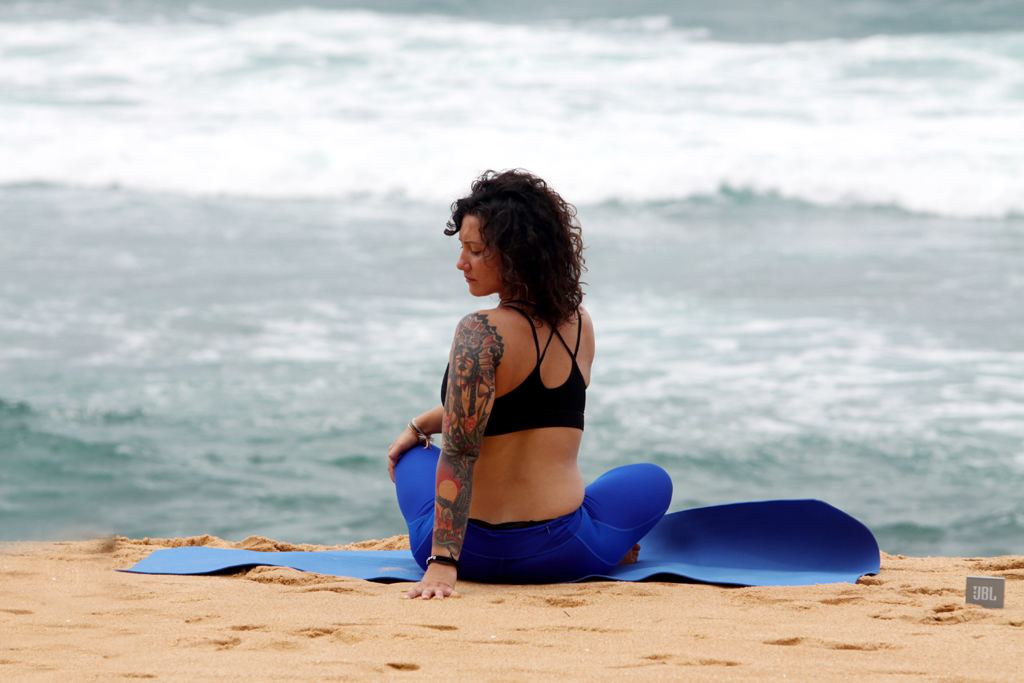 Fotografia kobiety ćwiczącej jogę zrobiona na plaży w Hikkaduwie podczas podróży na Sri Lanke. Autorstwa Ani Wilanowskiej.