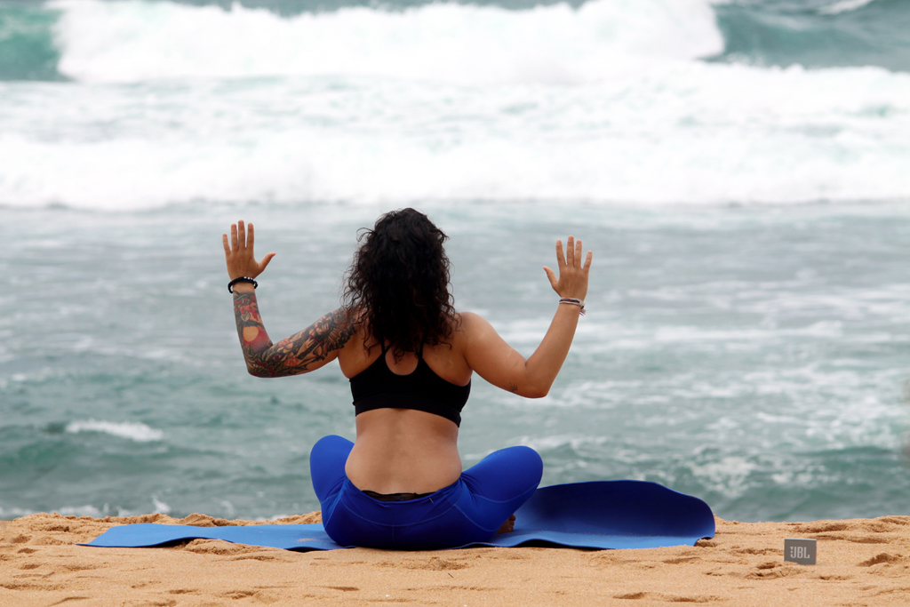 Fotografia kobiety ćwiczącej jogę zrobiona na plaży w Hikkaduwie podczas podróży na Sri Lanke. Autorstwa Ani Wilanowskiej.