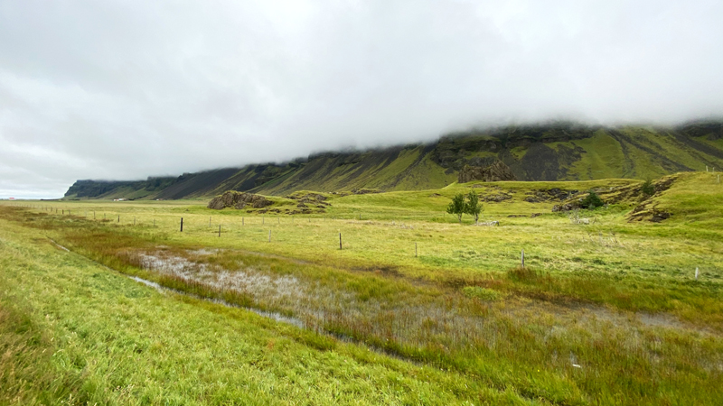 Fotografia widoku obok Skógafoss – wodospadu w południowej Islandii na rzece Skógá, zrobiona podczas podróży na Islandię. Autorstwa Ani Wilanowskiej 