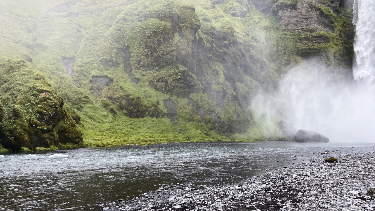 Fotografia Skógafoss – wodospadu w południowej Islandii na rzece Skógá, zrobiona podczas podróży na Islandię. Autorstwa Ani Wilanowskiej 
