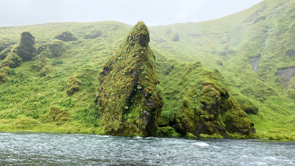 Fotografia Skógafoss – wodospadu w południowej Islandii na rzece Skógá, zrobiona podczas podróży na Islandię. Autorstwa Ani Wilanowskiej 