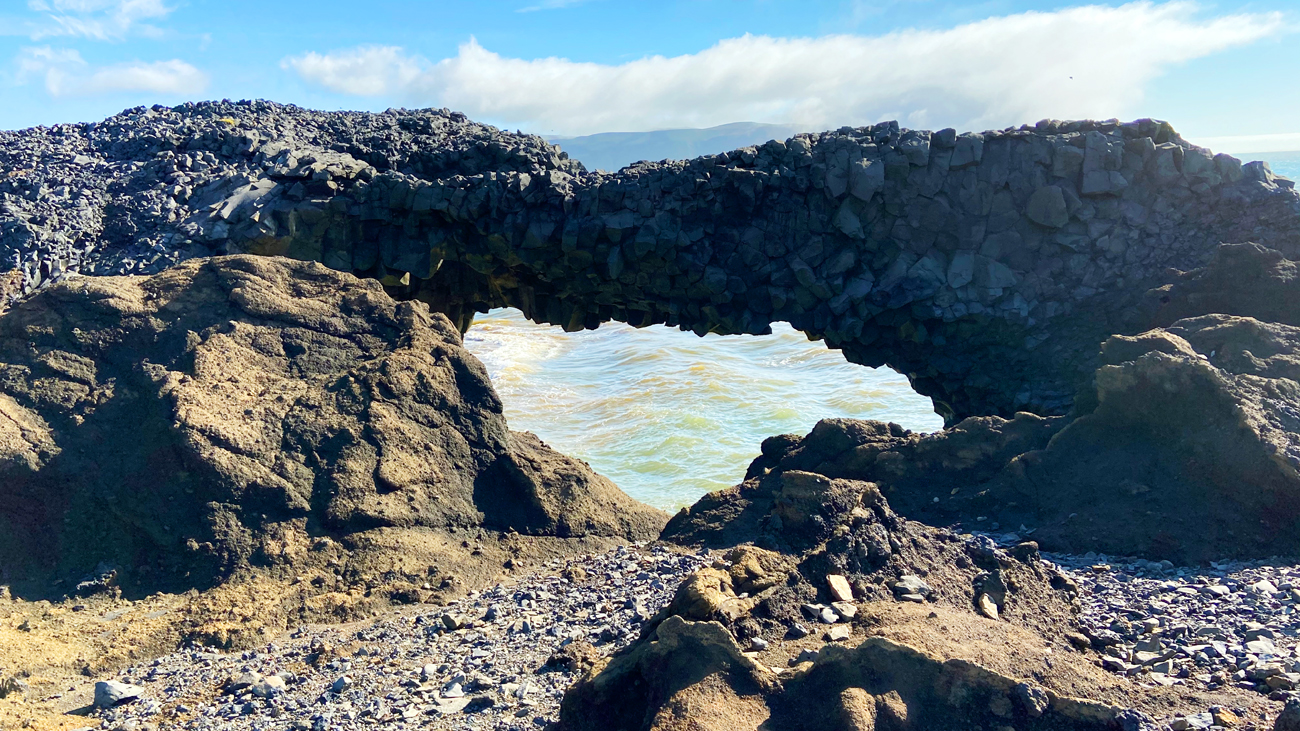 Fotografia skały na czarnej plaży, zrobiona podczas podróży na Islandię. Autorstwa Ani Wilanowskiej 