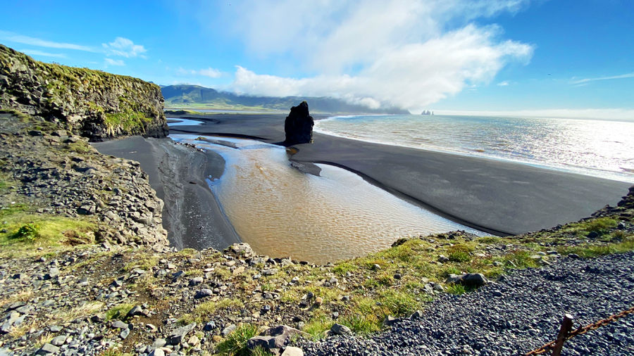 Fotografia czarnej plaży Reynisfjara, zrobiona podczas podróży na IsLandię. Autorstwa Ani Wilanowskiej