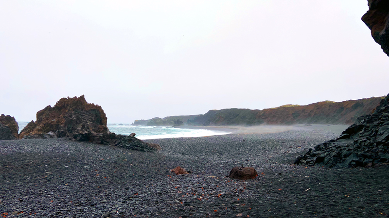 Fotografia czarnej plaży, zrobiona podczas podróży na Islandię. Autorstwa Ani Wilanowskiej 