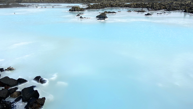 Fotografia spa Blue Lagoon w Reykjavíku, zrobiona podczas podróży na Islandię. Autorstwa Ani Wilanowskiej 