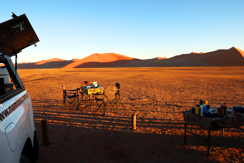 Fotografia pod wydmą Dune 45 o wschodzie słońca zrobiona w Sossusvlei w Namibii, autorstwa Ani Wilanowskiej