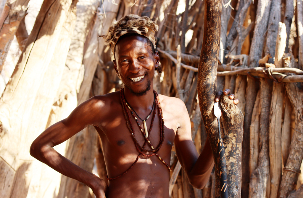 Fotografia mężczyzny z plemienia Damara zrobiona w Damaraland w Namibii, autorstwa Ani Wilanowskiej