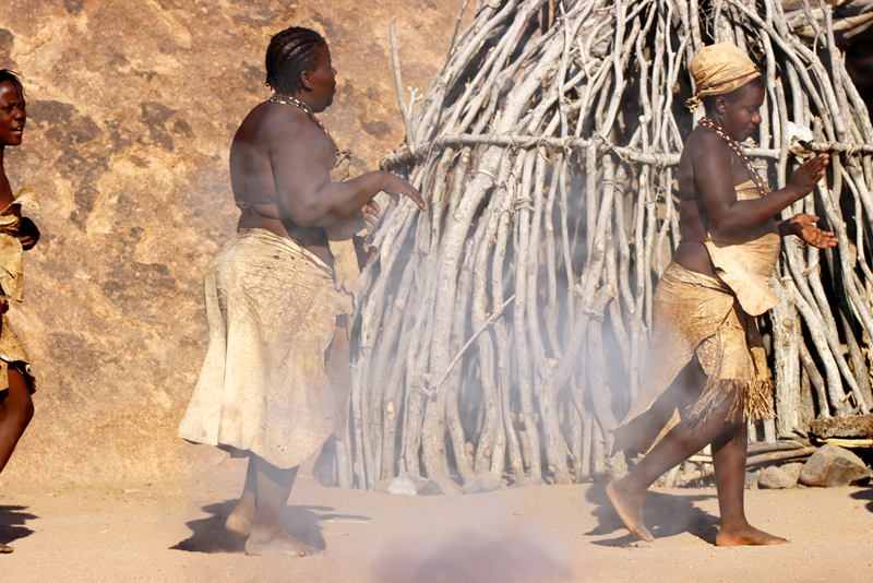 Fotografia tańczącego plemienia Damara zrobiona w Damaraland w Namibii, autorstwa Ani Wilanowskiej