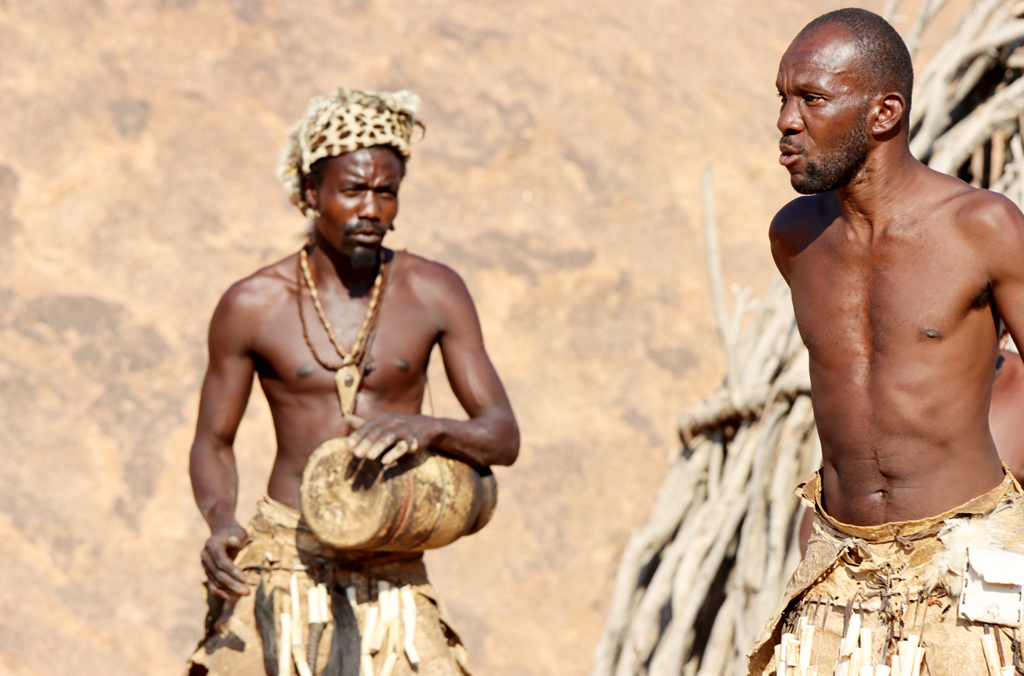 Fotografia tańczącego plemienia Damara zrobiona w Damaraland w Namibii, autorstwa Ani Wilanowskiej