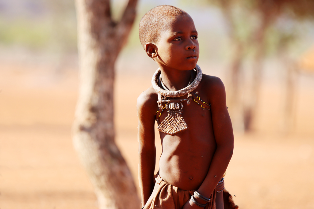 Fotografia chłopca z wioski Himba zrobiona w Namibii, autorstwa Ani Wilanowskiej