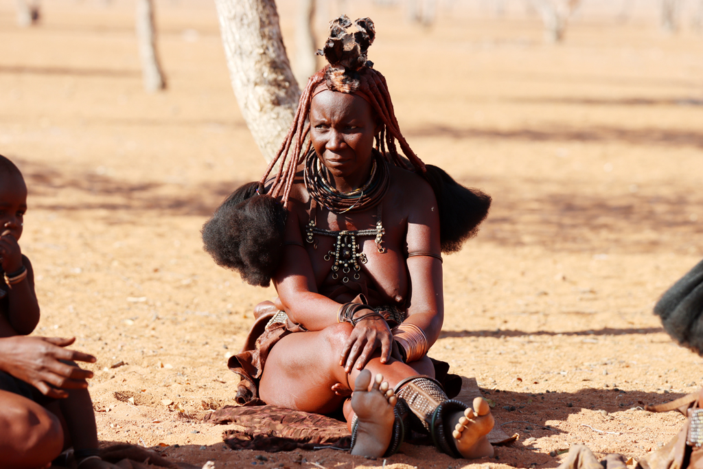 Fotografia kobiety z wioski Himba zrobiona w Namibii, autorstwa Ani Wilanowskiej