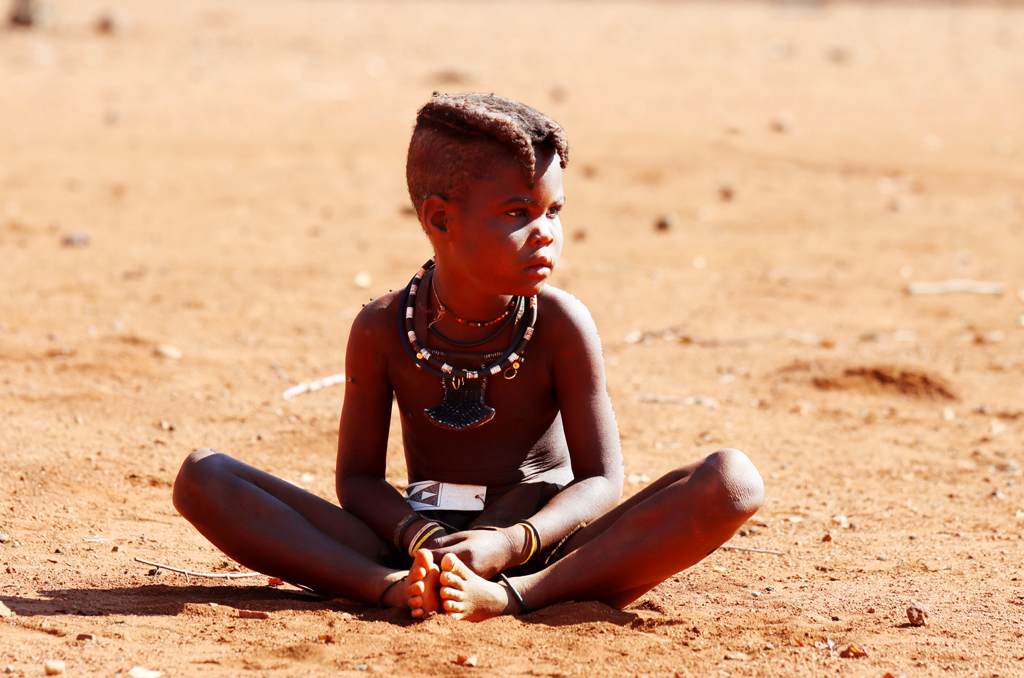 Fotografia dziecka z wioski Himba zrobiona w Namibii, autorstwa Ani Wilanowskiej