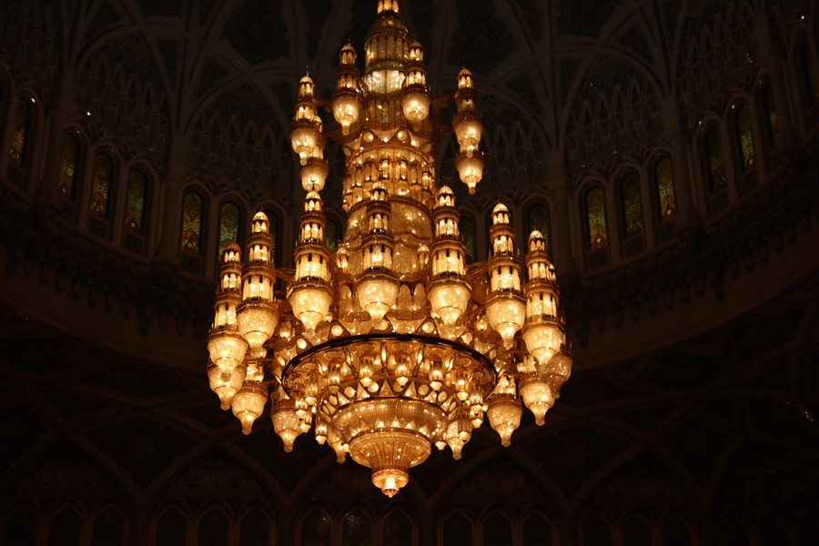 Fotografia żyrandola w Wielkim Meczecie Sułtana Qaboosa zrobiona w Omanie, autorstwa Ani Wilanowskiej