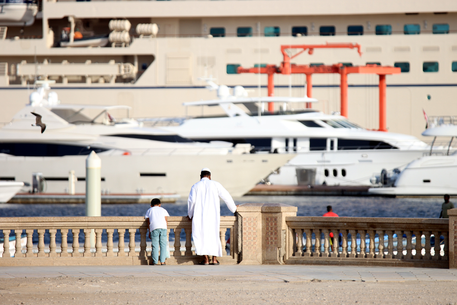Fotografia statków w Muskacie zrobiona w Omanie, autorstwa Ani Wilanowskiej